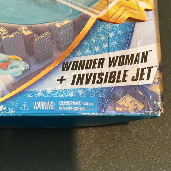 DC superhero Wonder Woman and Invisible Jet - Picture 4 of 4
